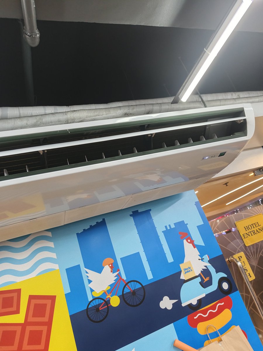 loststar22's tweet image. umuulan at walang maskayan kasi di naaubutan ang mrt! buti nlng malakas AC dito s uncle johns hahayssss 🥲🥲🥲 #Stranded