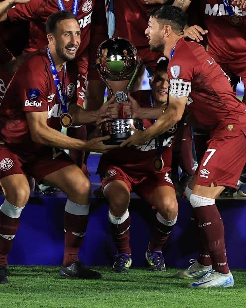 Ο Lautaro Acosta και ο Carlos Izquierdoz κατέκτησαν το δεύτερο Copa Sudamericana με την Lanus στον χθεσινοβραδινό αγώνα. 

Το πρώτο τους ήταν το 2013. 
12 χρόνια πίσω. 

Απίστευτη ιστορία. 
Είναι 37 χρονών και οι δύο.