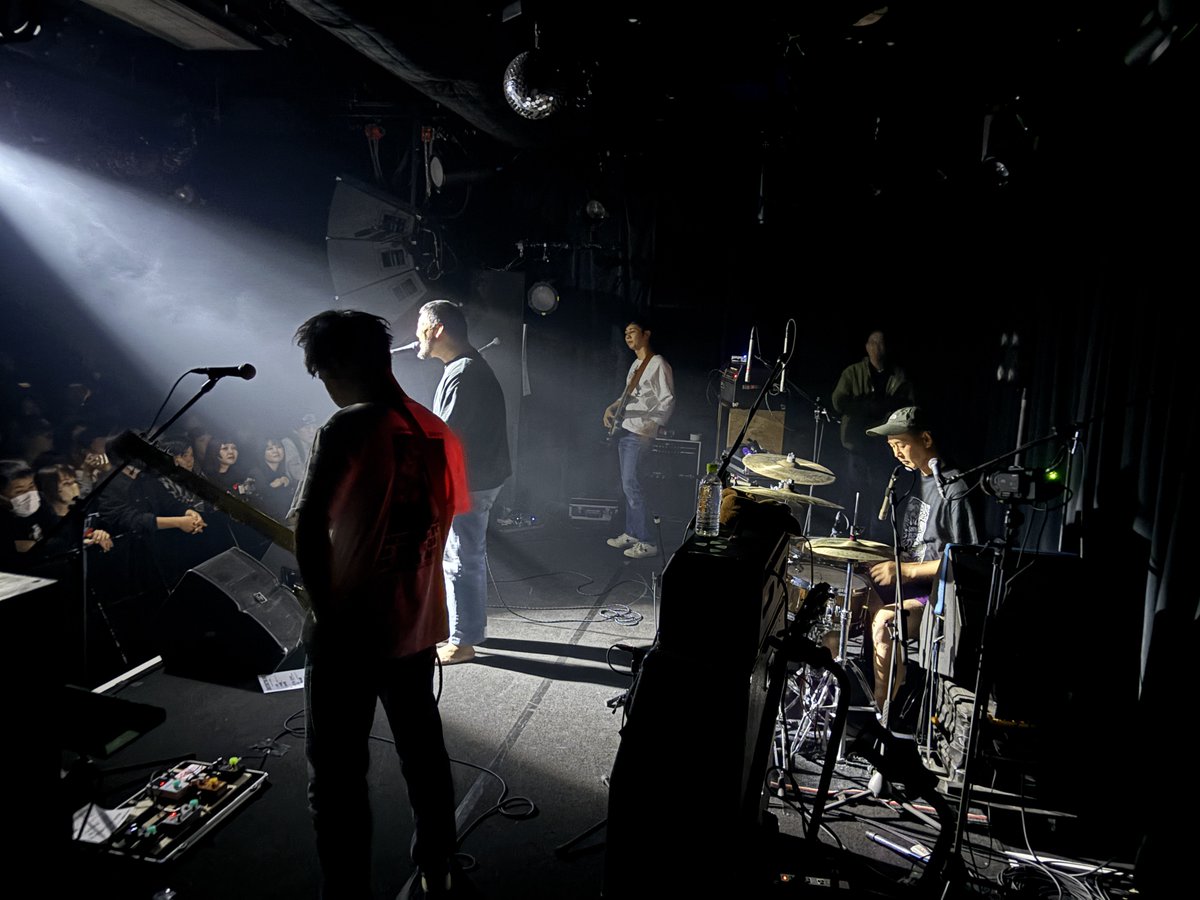 今日はスーパー大事な日。
コンストツアーファイナルワンマン。

まさかの懐かし曲で涙腺緩んだり、とにかく懐かしい人たちにたくさん会ったり。

自分達の軌跡では辿り着けない、いわゆる「人の愛」の最大級を見た感じ。

まだまだ現役でたのんます。