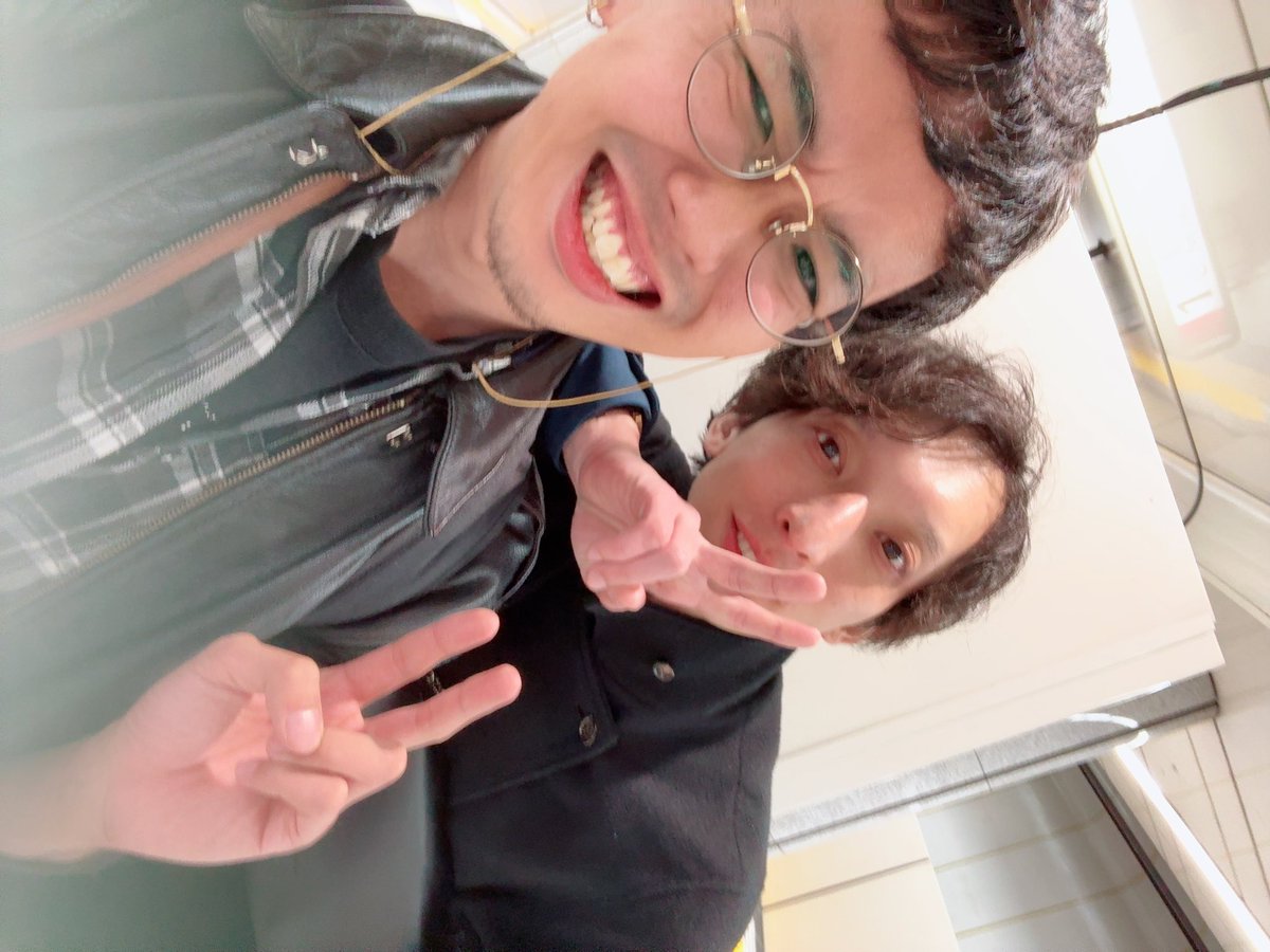 kiriyama_stage's tweet image. 「台詞書くからご飯付き合って‼︎」
と、信じられない誘い方をしてしまった。ひたすらに人の温もりとか声が欲しかったんだと思う。

本番終わりの彼は「アップ仕上がってまーす‼︎」と大きな声と笑顔で稽古場へ来てくれて。9年近くずっと助けて貰っている。足掻き続けて良いものを届けたい

#君枯ら
