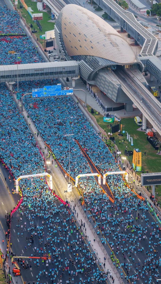 🖊️ دبي الرمزية الكونية ..
 حين يجتمع 307 آلاف إنسان من أكثر من 200 جنسية في مسار واحد ، بحضور كل هذا الزخم البشري ، يتجلى مفهوم اللحظة الإنسانية ، ليفسروا للعالم كيف ينتصر التعايش في المدينة الكونية ، لا كشعار، بل كإيقاع نابض بالخطوات والأنفاس .
#الامارات  🇦🇪