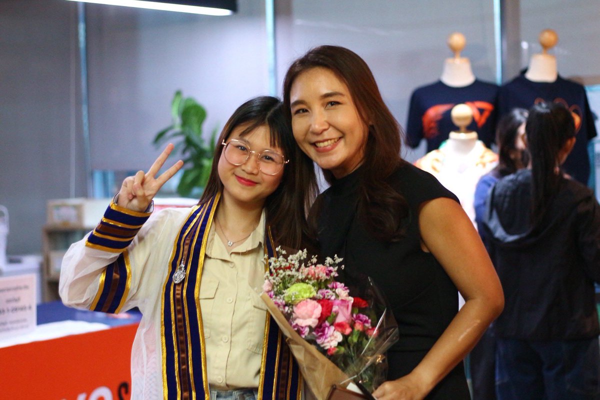 Modjiewza's tweet image. ได้ใส่ชุดครุยถ่ายรูปด้วยกันแล้วน้า &amp;lt;3