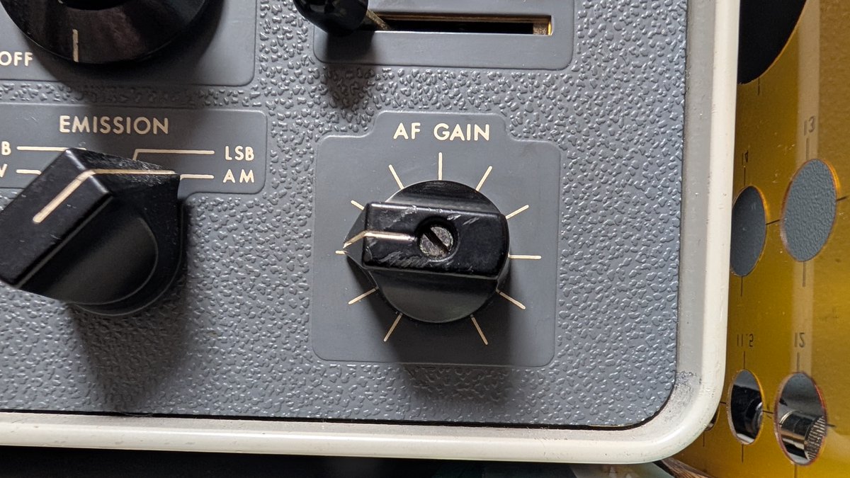 noobowsystems's tweet image. コリンズ51S-1のAF GAIN調整つまみ
真ん中にあるマイナス溝のついた軸をドライバーで回すとライン系出力の音量を調整できる
つまみを回すとローカル系のスピーカ音量は変わるけれどライン系音量は変わらない