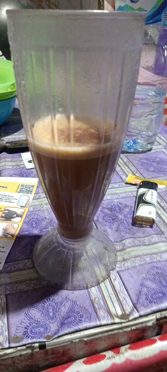byUzt's tweet image. Coffee in one hand, @YOM_Official in my ears ☕🎧
Siapa lagi yang gini tiap pagi?
#YOMOfficial #MorningRoutine