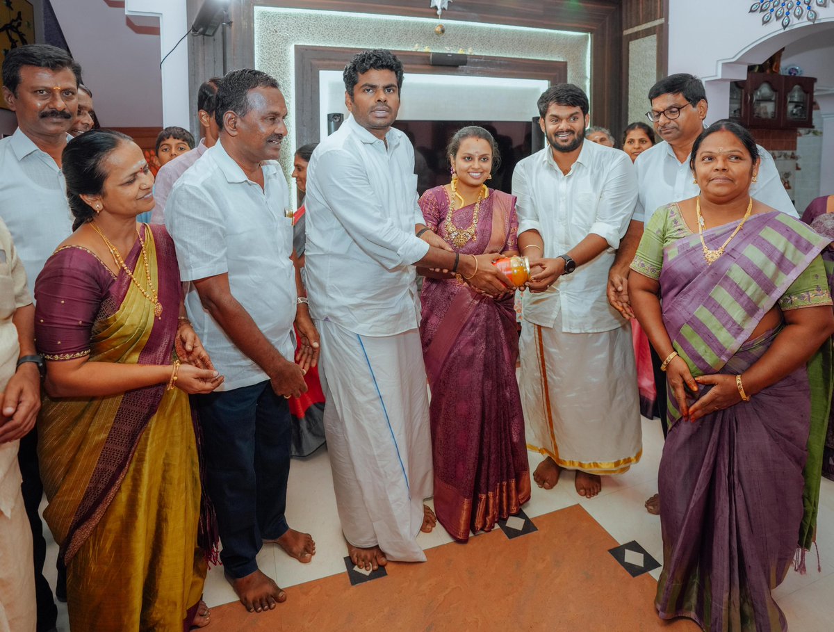 annamalai_k's tweet image. இன்றைய தினம், திருமண பந்தத்தில் இணைந்துள்ள கோவை மாநகர @BJP4TamilNadu ஒண்டிபுதூர் மண்டல் துணை தலைவர் அண்ணன் திரு. பொன்னுச்சாமி அவர்களின் மகள் செல்வி P. ஐஸ்வர்யா - செல்வன் P. பவின்ராஜ் ஆகியோரை அவர்களது இல்லத்திற்கு சென்று நேரில் சந்தித்து வாழ்த்தியதில் மகிழ்ச்சி அடைகிறேன். 

புதுமண…