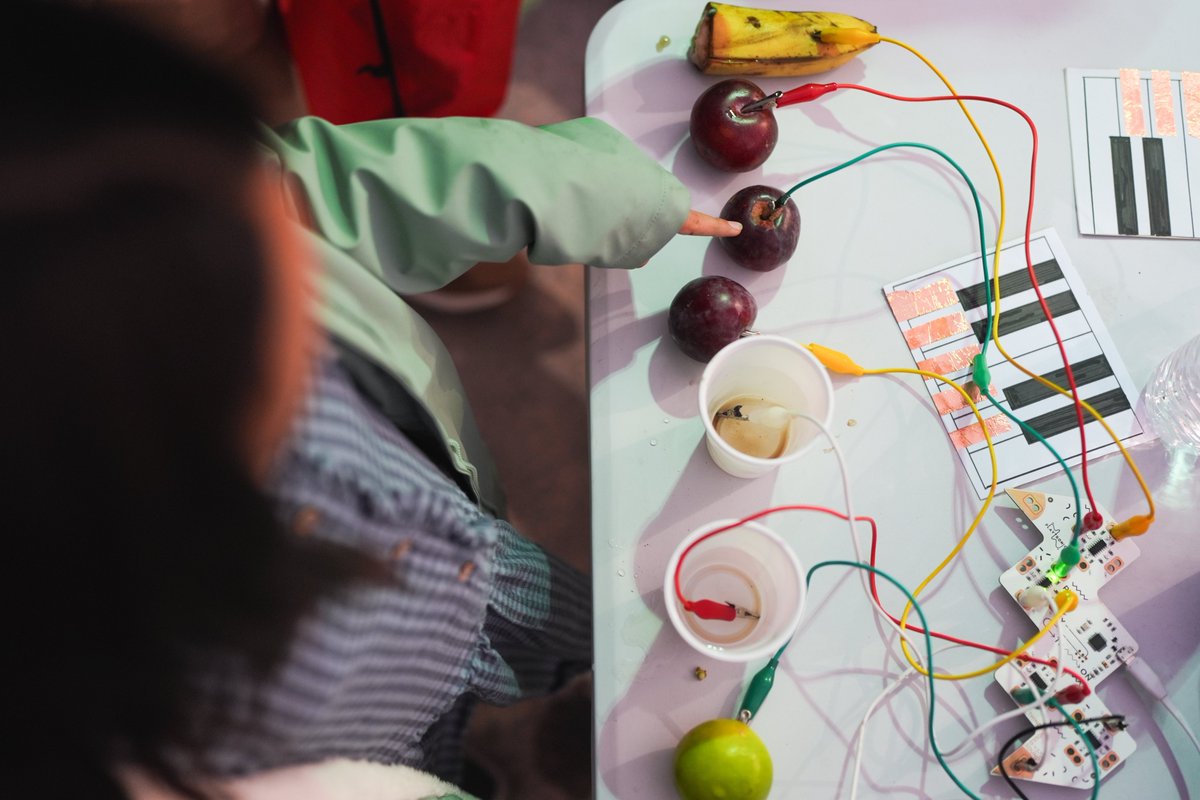 Reconocemos en #ArgandadelRey a quienes hacen del mundo un lugar más seguro, creativo y feliz para nuestros niños.

#DíaUniversaldelaInfancia

c.madrid/zplr0