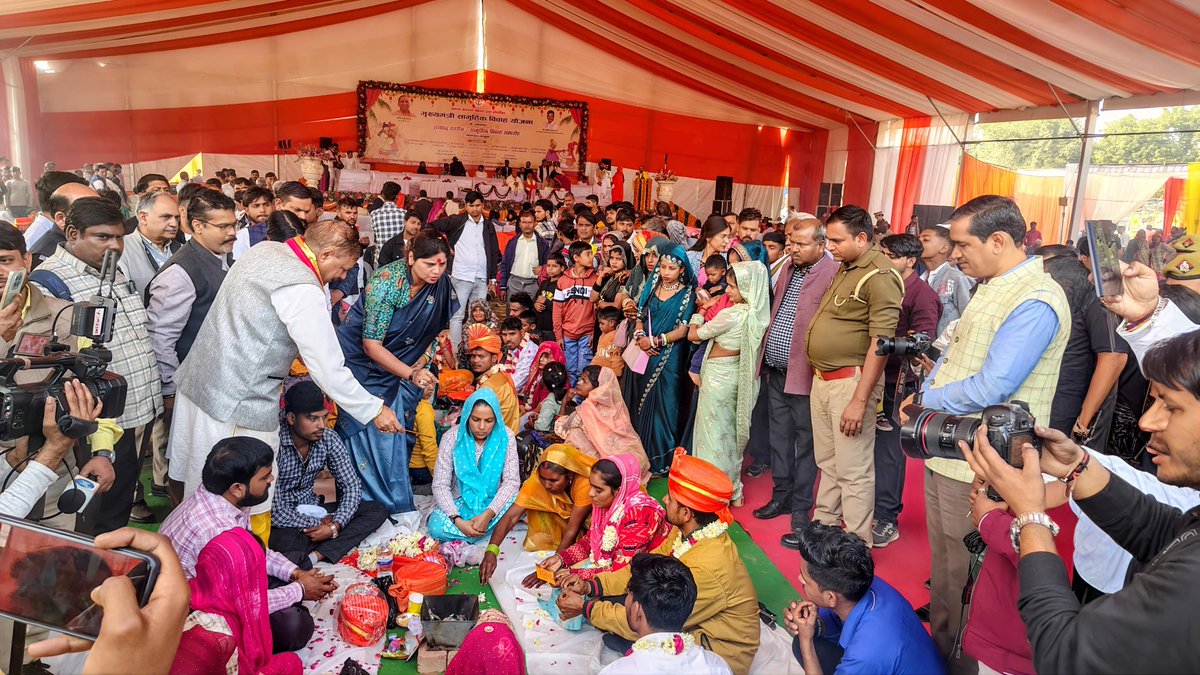 dmmathura7512's tweet image. मुख्यमंत्री सामूहिक विवाह योजना के अंतर्गत 260 जोड़ों का विवाह हुआ संपन्न।

पूज्य साधु संतों, उ0प्र0 राज्य महिला आयोग की मा0 अध्यक्ष जी, मा0 महापौर जी एवं मा0 विधायक बल्देव जी के साथ सभी जोड़ों को शुभकामनाएं एवं आशीर्वाद दिया।

@UPGovt @myogiadityanath
@CMOfficeUP @InfoDeptUP