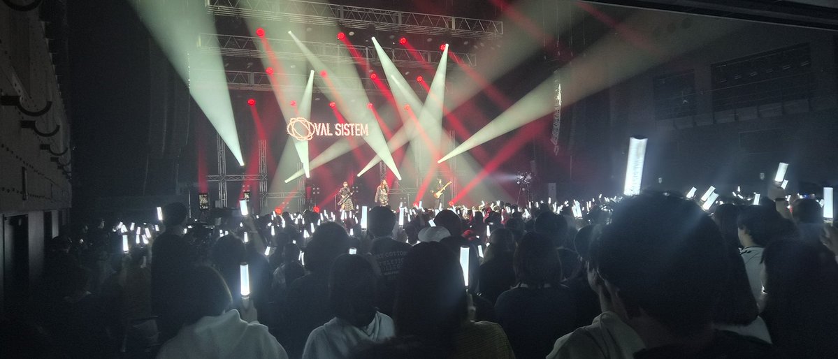 OVAL_SISTEM's tweet image. 本日、TETSUYA KOMURO STUDIO 2nd Meeting - The Live - という特別なステージに、OVAL SISTEMが立たせていただきました。
音と空気が重なり合う瞬間、
そのすべてが忘れられない景色でした。

小室さんのファンの皆さま
の拍手と声援に感謝！

また、次の音で会いましょう。