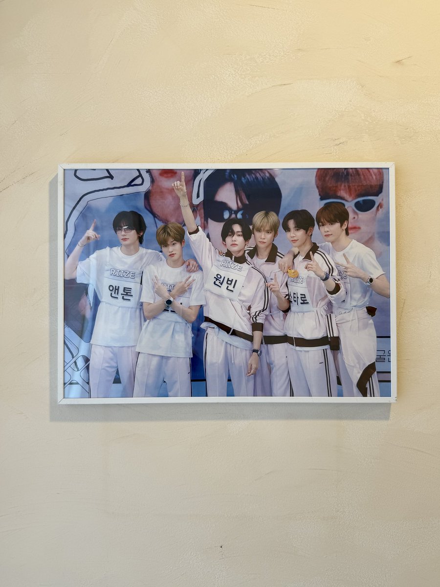 내부 미니 전시회가 너무너무 예쁜 사진들로 가득해서 미소가 사라지지 않았던 곳…! 
운 좋게 럭드로 반다나까지 뽑아서 행복했다네요😻😻 
 #everything_about_kkikki