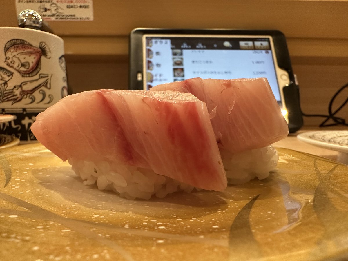 azuki1028_pile's tweet image. 超ローカルな回転寿司屋さん行ったんやけど
明日辞める人が作った寿司流れてきた