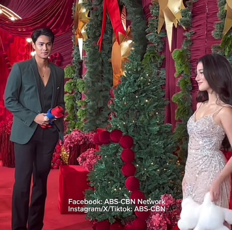 A_itsme__'s tweet photo. A scene we’ll never miss in every #DonBelle red carpet moment. 

HOLLY JOLLY DONBELLE 

#BelleOfTheSeason 
#DONNYBrightestInTheBall https://t.co/VOM1BgZqQg