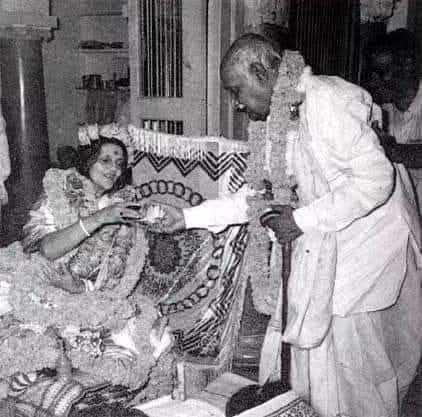 udayansharmabjp's tweet image. जो चैतन्य हैं
उनके स्पर्श मात्र से अचेतन भी चैतन्य हो उठते हैं ।

अचेतन में ही चैतन्य छुपा हुआ है ,चैतन्य के संग से वह प्रकट होता है । चैतन्य के अभिव्यक्त रूप को ही गुरु कहते हैं । विशाल अव्यक्त चैतन्य  ,जो जीव में छुपा हुआ है ,उसको अभिव्यक्त -- चैतन्य अर्थात गुरु द्वारा ही प्रकट…