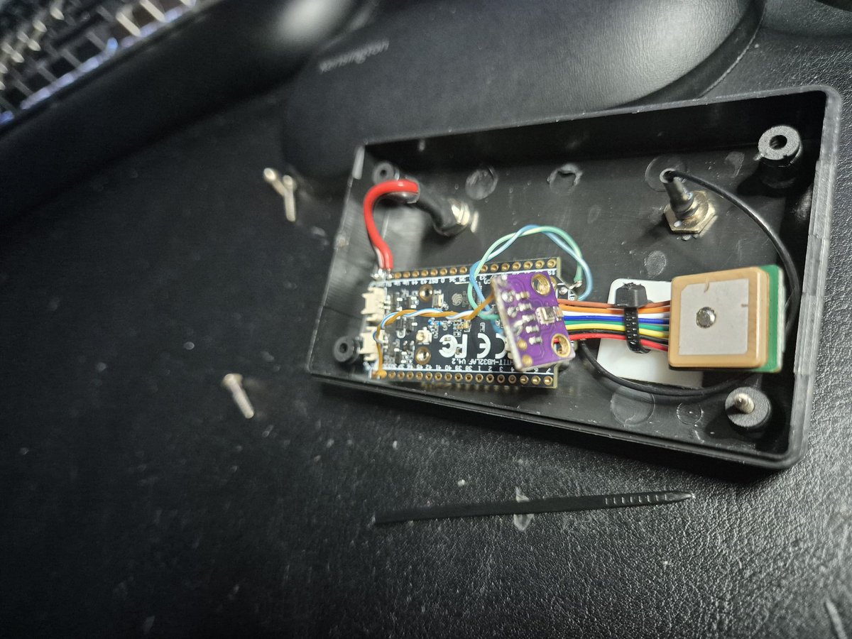 PE1RDP's tweet image. Connected a BME280 sensor to the #Meshcore transceiver Heltec V4. 
SDA goes to GPIO 17
SCL goes to GPIO 18
Vcc = 3.3v

Needs some calibration 😄

#hamradio #hamr #AmateurRadio #868MHz #prepping #Weather #temperature #pressure #humidity
