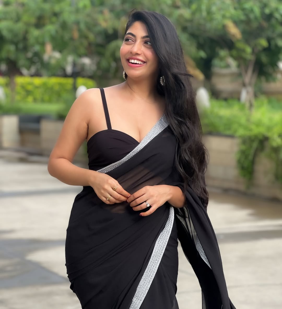 G6coWJobcAI54sv?format=jpg&name=medium