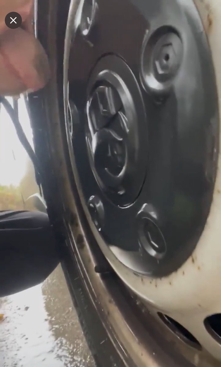 Je suis trop sympa avec vous parfois.

Comme ce camionneur, je lui fait nettoyer son camion pour lui rendre service.

Camion propre ✅
Langue noire 🖤

FINDOM MONEYSLAVE