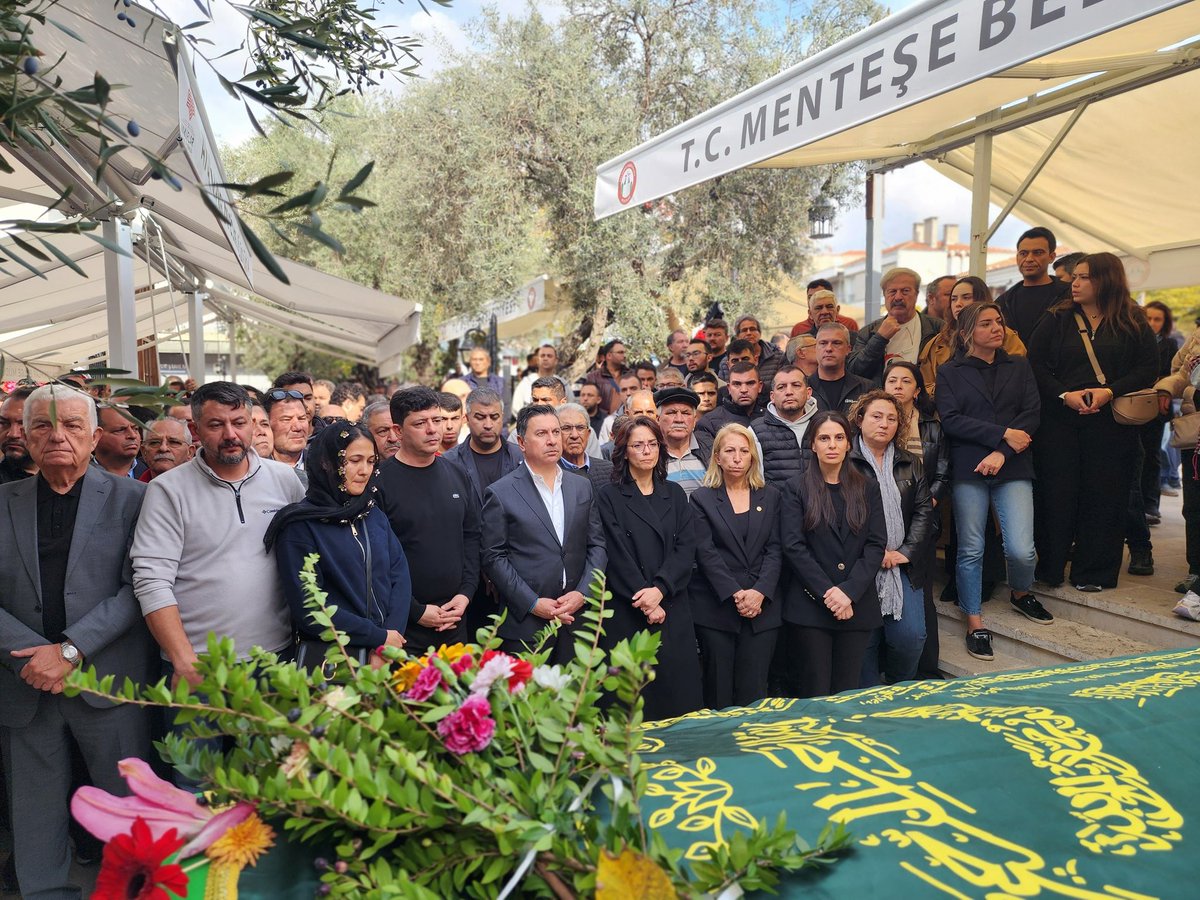 sureyyaoderici's tweet image. Muğla İl Başkanımız Nail Kızıl’ın kıymetli babasını, Tevfik amcamızı son yolculuğuna uğurladık. 

Tevfik amcamıza bir kez daha Allah’tan rahmet, acılı ailesine sabır diliyorum. 

Mekanı cennet olsun.