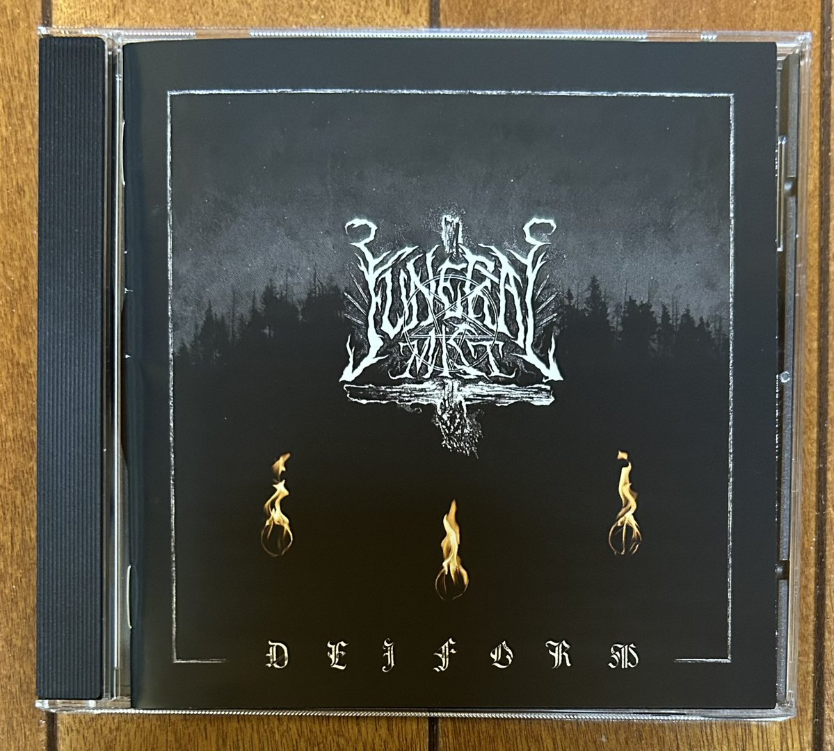 Marduk来日公演の皆様のポスト見ながら
DanielさんのFuneral Mist聴いてます😊
Mardukより宗教チックで邪悪、ブラックメタルってこういうヤツ😍
Danielさんはデザイン会社もやってるそうでホント多才天才😍