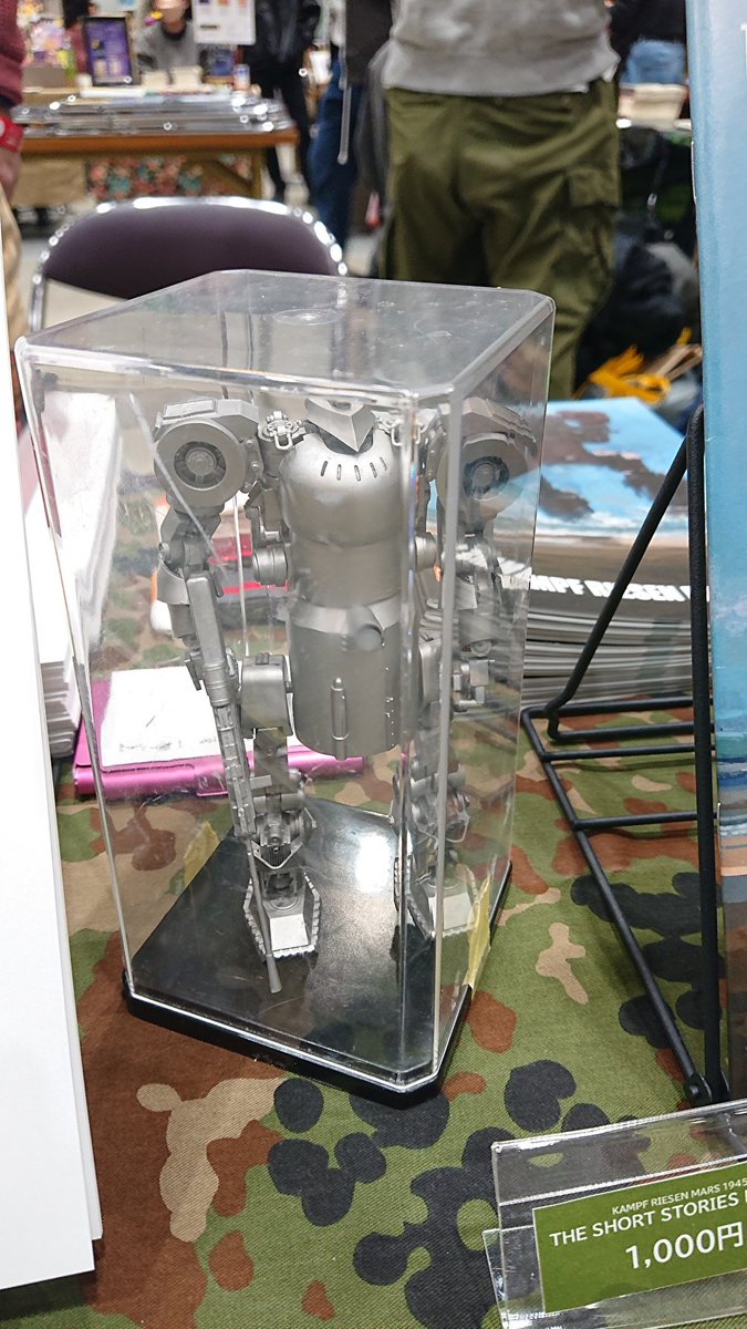 rakugakisakka's tweet image. 帰宅後に眠ってしまいましたがコミケばりに歩いたので疲れました。今日は雪風摩耶さん(@yukikazemaya )のブースに行き新作をゲットしつつ、ザブングルを見た勢いでワンドロした人型重機イラストをお渡ししました。
通りすがりに「ハイチュウは飲み物」とか不穏な会話が聞こえたりww

#文学フリマ東京