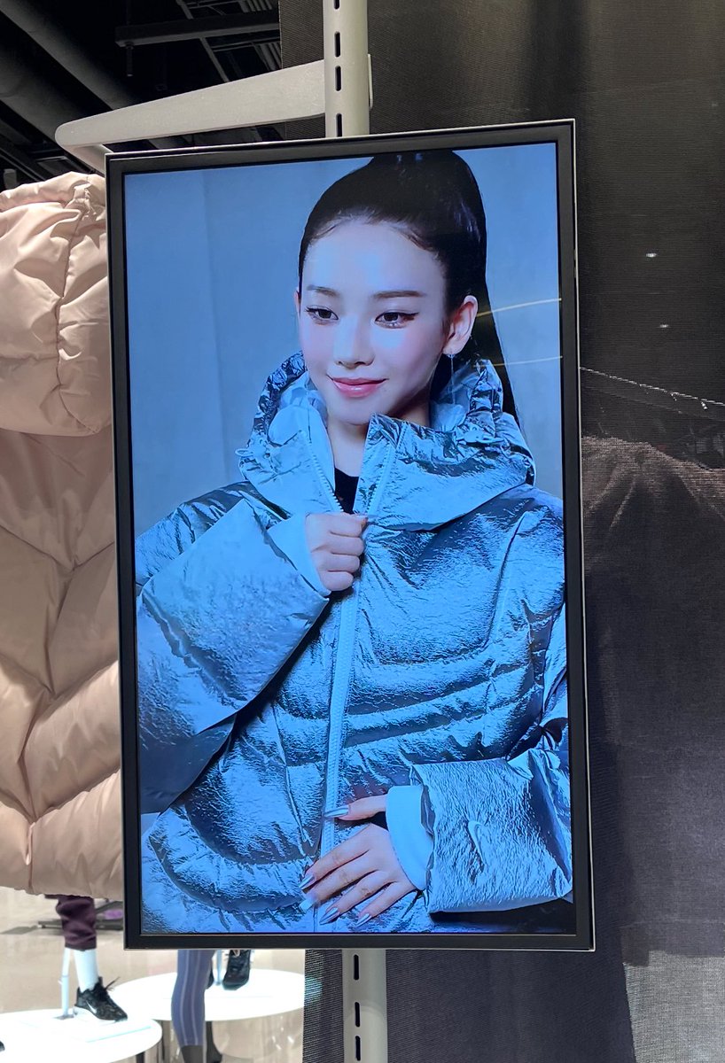 나이키 매장을 갔슨
패딩 입고 폭닥폭닥 쓰다듬고 있는 유지민을 봤슨
너무 귀여웠슴.. 우뚝 서서 끝까지 다 봄