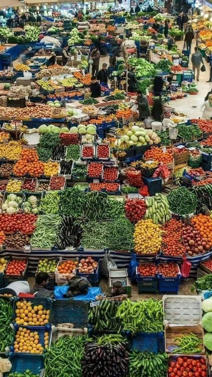 irumrae's tweet image. سعودی عرب کے ایک بزنس مین نے خواب میں دیکھا کہ ایک شخص اس سے کہہ رہا ہے کہ تمہاری کمپنی کے آفس کے مین گیٹ کے سامنے فلاں شخص جو پھل بیچتا ہے اس کو عمرہ کرا دو ۔۔۔
نیند سے بیدار ہوا تو اسے خواب اچھی طرح یاد تھا 
مگر اس نے وہم جانا اور خواب کو نظر انداز کردیا ۔۔۔
تین دن مسلسل ایک ہی…