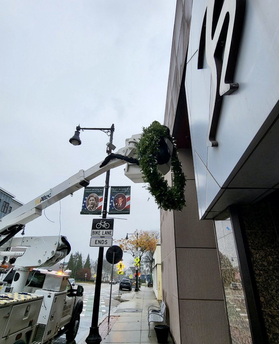 BostonPWD's tweet photo. Prior to the citywide holiday lightings, our Street Lighting Division was decorating wreaths &amp; trees in #BeaconHill, #EastBoston, #WestRoxbury &amp; the #NorthEnd. 🌲🌲🌲 https://t.co/cTyBrp0Sm1