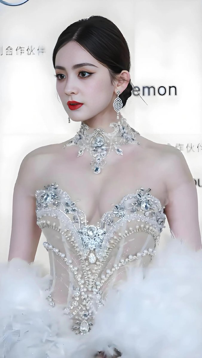 古力娜扎羽毛透视晚礼服，深深的事业线，美到不可方物。（3） https://t.co/spmKYtmGOZ