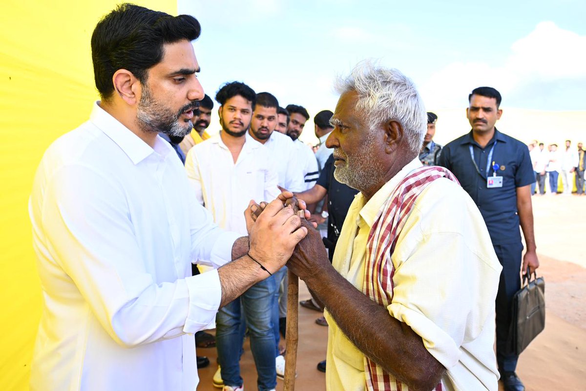 naralokesh's tweet image. శ్రీ సత్యసాయి జిల్లా పుట్టపర్తిలోని క్యాంప్ సైట్ లో 74వ రోజు ప్రజాదర్బార్ నిర్వహించాను. ప్రజలు, కార్యకర్తల నుంచి వినతులు స్వీకరించాను. వైసీపీ పాలనలో అప్పటి ఎమ్మెల్యే కేతిరెడ్డి వెంకటరామిరెడ్డి అండతో అక్రమ కేసులు నమోదు చేశారని, విచారించి న్యాయం చేయాలని ముదిగుబ్బ మండలం మలకవేములకు…