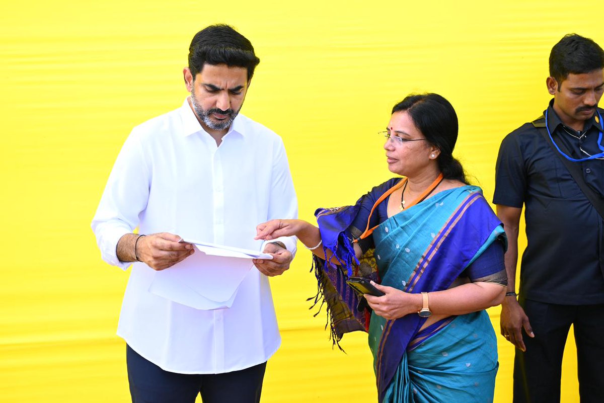 naralokesh's tweet image. శ్రీ సత్యసాయి జిల్లా పుట్టపర్తిలోని క్యాంప్ సైట్ లో 74వ రోజు ప్రజాదర్బార్ నిర్వహించాను. ప్రజలు, కార్యకర్తల నుంచి వినతులు స్వీకరించాను. వైసీపీ పాలనలో అప్పటి ఎమ్మెల్యే కేతిరెడ్డి వెంకటరామిరెడ్డి అండతో అక్రమ కేసులు నమోదు చేశారని, విచారించి న్యాయం చేయాలని ముదిగుబ్బ మండలం మలకవేములకు…