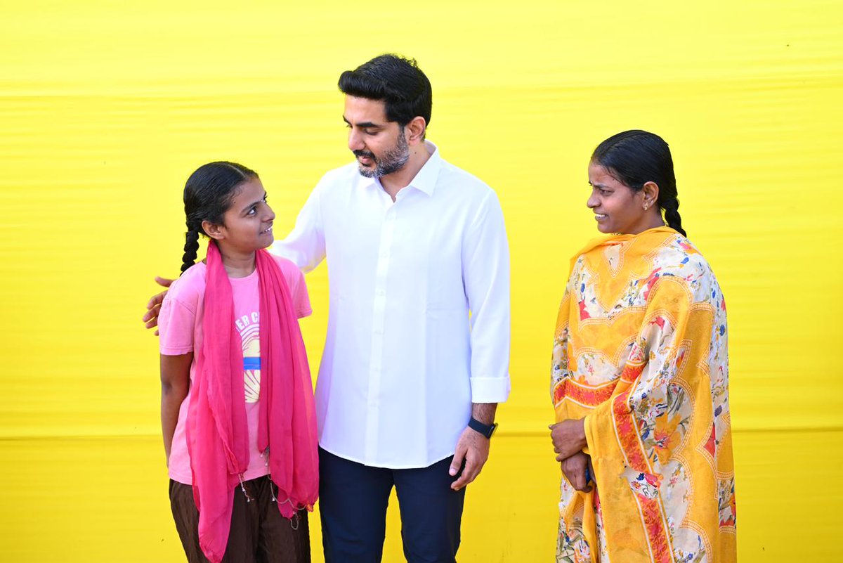 naralokesh's tweet image. శ్రీ సత్యసాయి జిల్లా పుట్టపర్తిలోని క్యాంప్ సైట్ లో 74వ రోజు ప్రజాదర్బార్ నిర్వహించాను. ప్రజలు, కార్యకర్తల నుంచి వినతులు స్వీకరించాను. వైసీపీ పాలనలో అప్పటి ఎమ్మెల్యే కేతిరెడ్డి వెంకటరామిరెడ్డి అండతో అక్రమ కేసులు నమోదు చేశారని, విచారించి న్యాయం చేయాలని ముదిగుబ్బ మండలం మలకవేములకు…