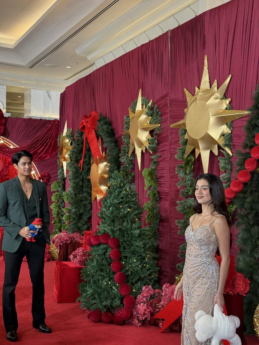 Grabe na talaga ‘to. Saan ba makakahanap ng ganito?

HOLLY JOLLY DONBELLE 

#BelleOfTheSeason 
#DONNYBrightestInTheBall