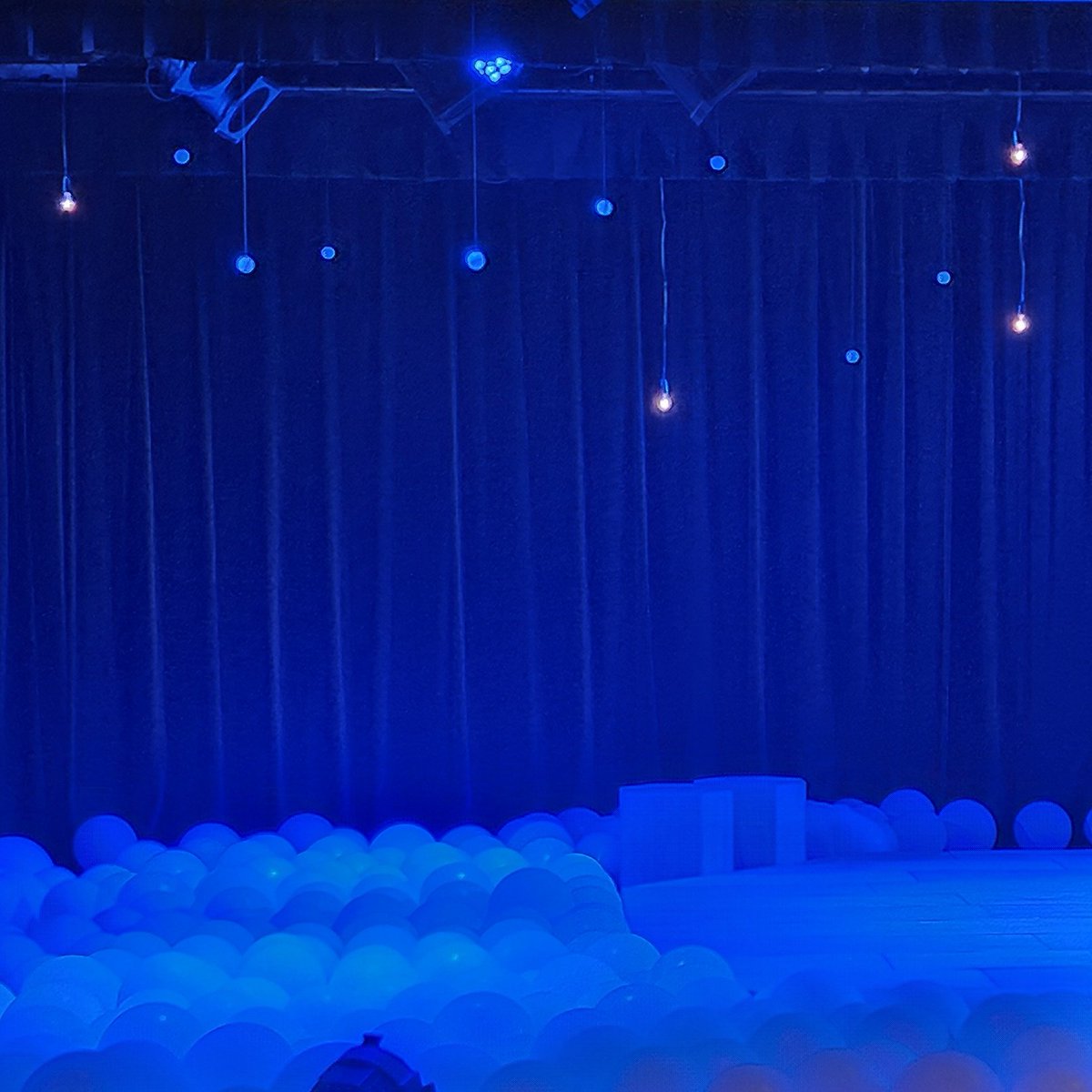 Tsuyuki_SAP's tweet image. #風土の端のスクルット さんの『#星ノ数ホド』を観させていただきました。
無数の平行世界のなかでそれぞれの感情がある反面、変わらないものも確かにあって、後半は思わずつられて苦しくなってしまいました。
今いる場所もきっと数多ある内のひとつなのだろうなと思います。とても素敵な舞台でした。