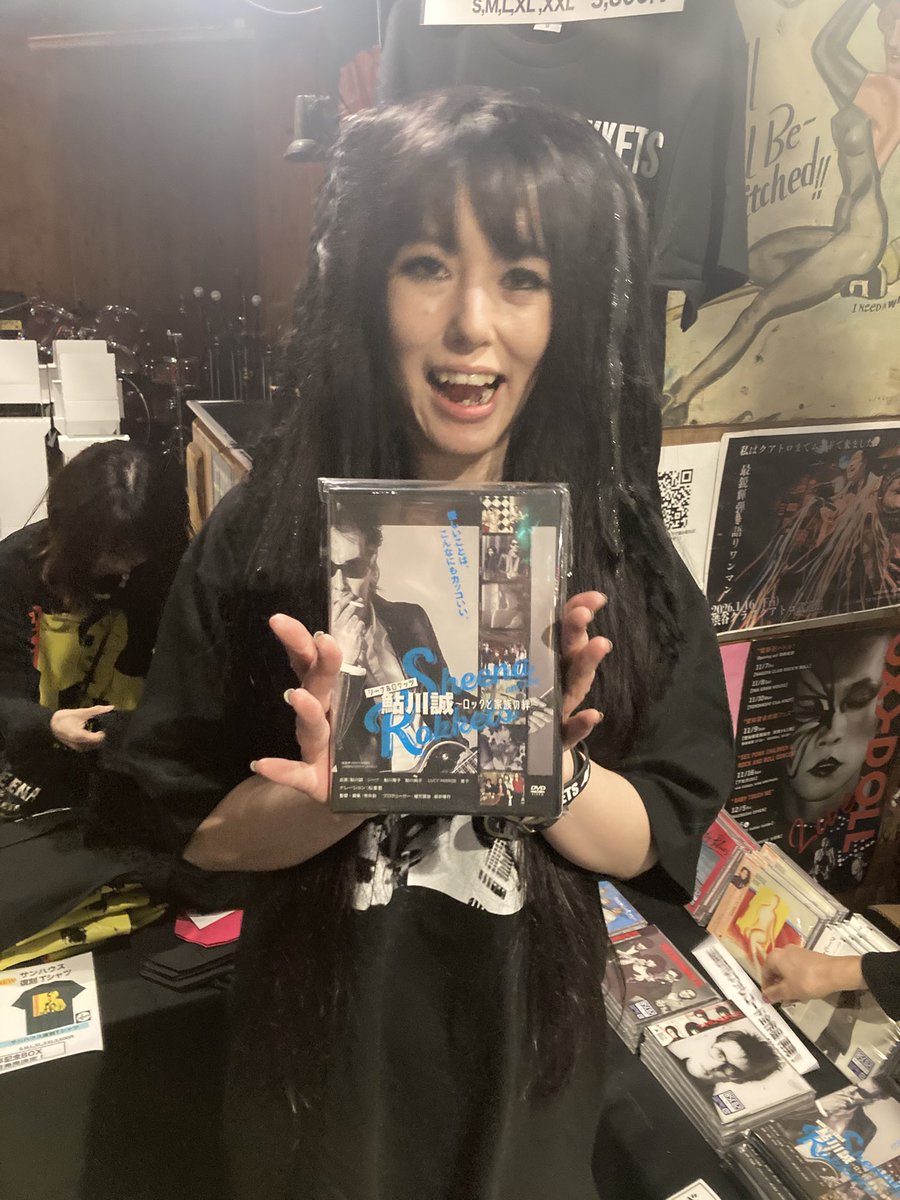 teraitaru's tweet image. ライブ中ルーシーさんも紹介してくれましたが、アマゾンプライム、FOD、Leminoで映画「シーナ&amp;amp;ロケッツ鮎川誠〜ロックと家族の絆〜」が見放題配信になりました！
ぜひご覧ください。そしてハマったらぜひDVDをシナロケ通販で！ヒロトさんたちのインタビューも特典に長尺収録！sheena.cc