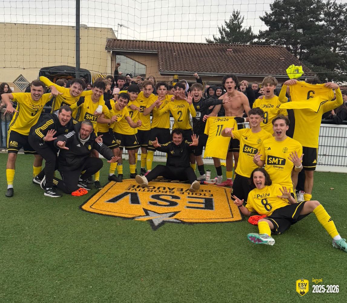 esveauche_off's tweet photo. [Coupe Gambardella] 🏆 

𝐇 𝐈 𝐒 𝐓 𝐎 𝐑 𝐈 𝐐 𝐔 𝐄 !

𝐋𝐚 𝐟𝐨𝐫𝐜𝐞 𝐝’𝐮𝐧 𝐠𝐫𝐨𝐮𝐩𝐞 𝐩𝐞𝐮𝐭 𝐝𝐞́𝐩𝐥𝐚𝐜𝐞𝐫 𝐝𝐞𝐬 𝐦𝐨𝐧𝐭𝐚𝐠𝐧𝐞𝐬. 𝐃𝐢𝐫𝐞𝐜𝐭𝐢𝐨𝐧 𝐥𝐞𝐬 𝟔𝟒𝐞 ! Victoire 1-0 but de A.Bienarive. 

On ne s’arrête pas là. En route pour les 64e !

#TeamESV💛🖤 https://t.co/pMjaWf0P7a
