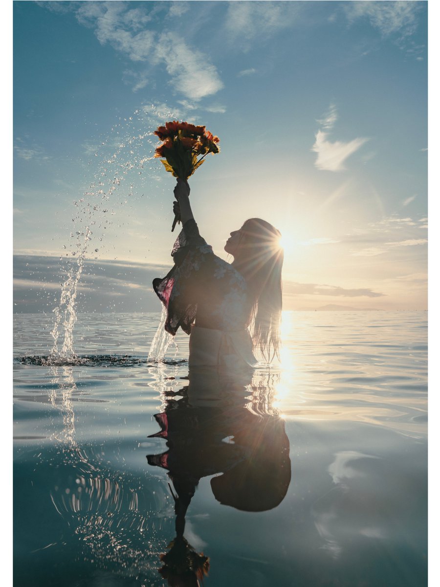 おはようございます。グループ展から。愛敬まいさん<a href="/rt5as/">愛敬まい(あいきょう まい)</a> これは完全な逆光で撮っています。絞りを絞っているので回折で光芒が出ます。工場とか撮る人たちはこの”うにうに”をとても愛するそうです笑。海と空がとても綺麗でした。良い祝日を　 #TLを花でいっぱいにしよう