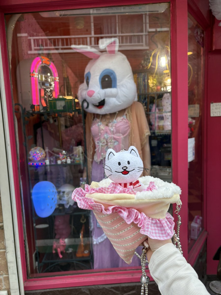 091423__'s tweet photo. 念願の桃源郷🍑
クレープショルダー𝑮𝑬𝑻したのでニコルを入れてあげました♩♩♩✮*｡ﾟ https://t.co/0EMGVTimTN