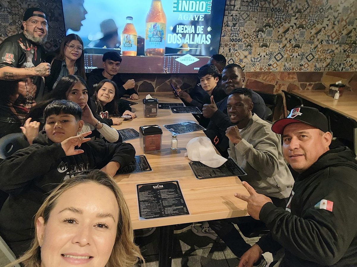 José Alfredo Caballero, entrenador de Sergio ‘Yoreme’ Mendoza, luego de ganar la Eliminatoria Mundial invitó al rival sudafricano Mpumelelo Tshabalala su equipo a cenar los tradicionales tacos de Sonora 🌮. 

Alfredo junto con su familia le dieron una cálida despedida a nuestros