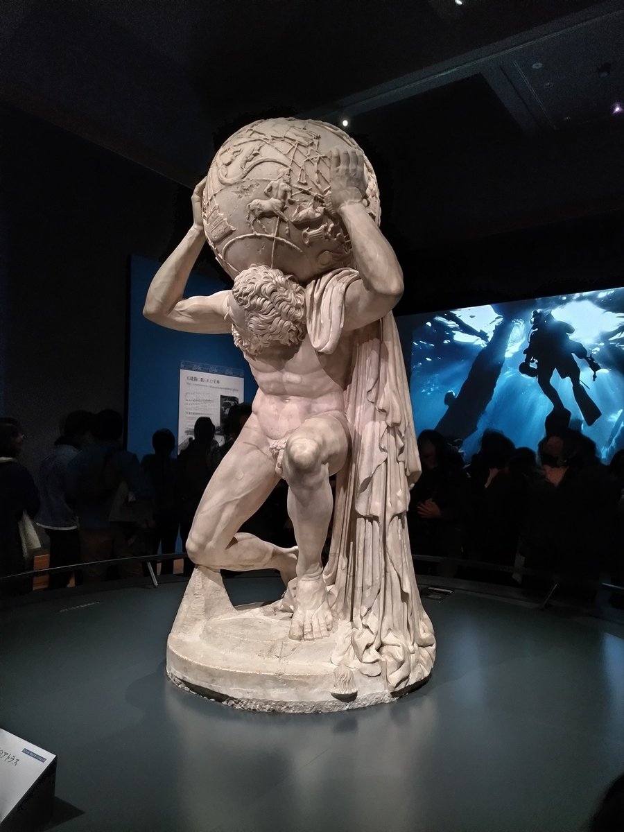 fukaiido's tweet photo. 天空のアトラス展
平日14時30分のチケットで14時40分着。10分位並ぶ。盛況だが、譲り合って見られる。アトランティコ手稿の前でも待機列。こちらは30分位並ぶ。先に拡大パネルがあったので、実物の前では写真を撮ってすぐ離れる流れで、アイドルの握手会のよう。行ったことないから知らんけど。 https://t.co/0Jmab5gBrv