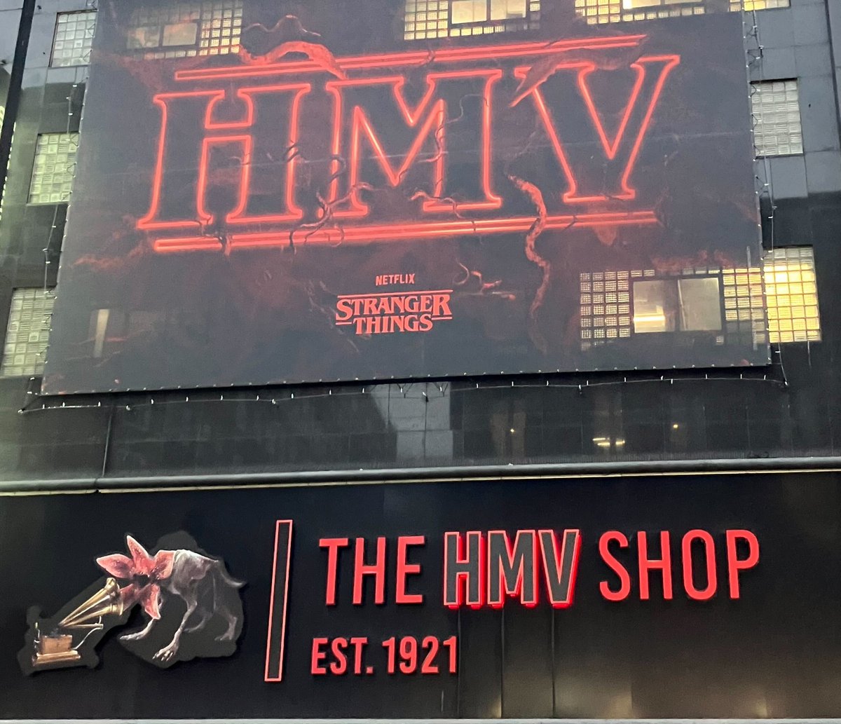 GeekVibesNation's tweet image. #StrangerThings makeover of the HMV at Oxford Street in London to celebrate the release of season 5 

📸 @LVanophem
