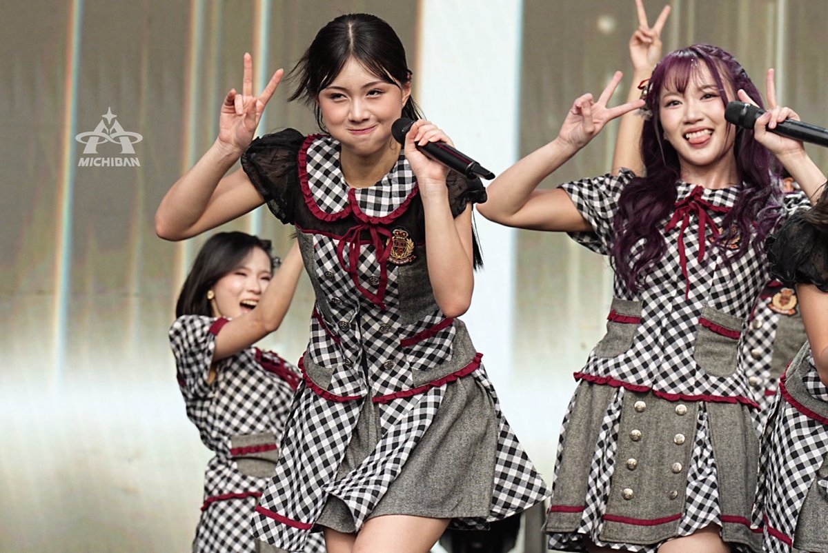 Pose pipi gembul ✌🏻🤍

<a href="/Michie_JKT48/">michelle alexandra</a> || High School Fest