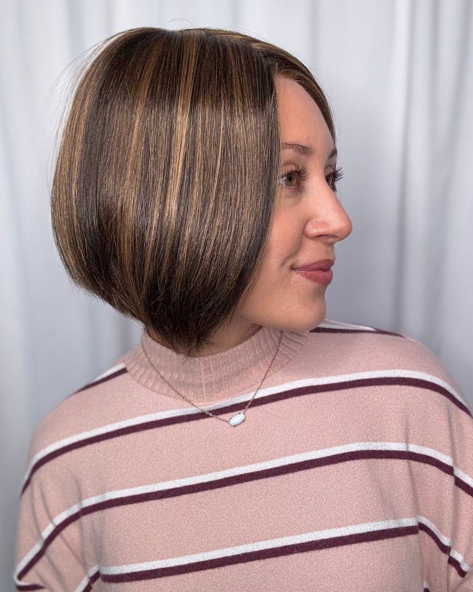 pattispearls's tweet image. A modern bob with stacked layers and the incredible extended SmartLace™ front. 😮✨ Shelby by @jonrenau in Toffee Truffle FS6/30/27 🤎

Shop : wigsbypattispearls.com/products/shelby

#wigsbypattispearls #thinhairsolutions #tryon #alternativehair #hairlosssolutions #hairconfidence #jonrenau