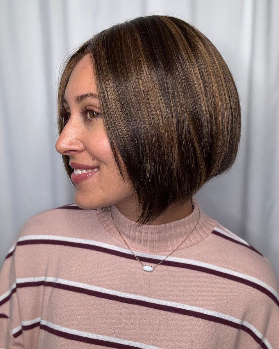 pattispearls's tweet image. A modern bob with stacked layers and the incredible extended SmartLace™ front. 😮✨ Shelby by @jonrenau in Toffee Truffle FS6/30/27 🤎

Shop : wigsbypattispearls.com/products/shelby

#wigsbypattispearls #thinhairsolutions #tryon #alternativehair #hairlosssolutions #hairconfidence #jonrenau