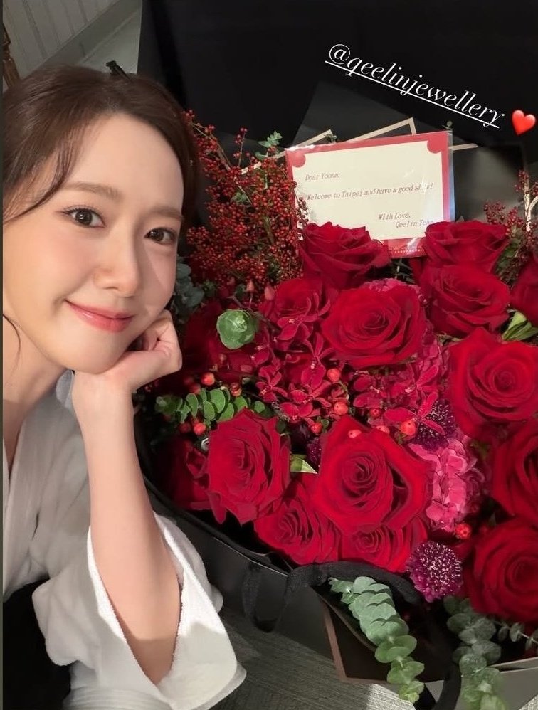 babypinkxoxo_'s tweet image. Lim YoonA is more beautiful than the flowers 🥹❤️