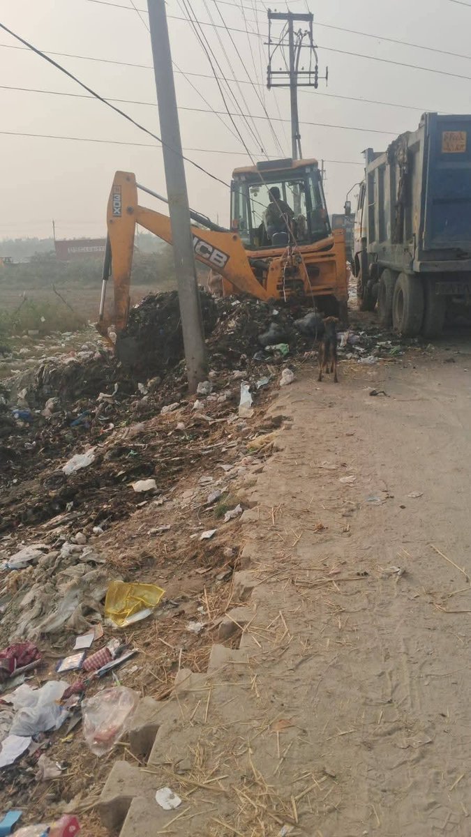 Kadipur07's tweet photo. आज कादीपुर स्कूल के पास दिल्ली नगर निगम द्वारा जेसीबी व ट्रकों की सहायता से कूड़ा उठवाया गया इस महत्वपूर्ण कार्य में सहयोग प्रदान करने के लिए सिविल लाइन ज़ोन के डीसी अंशुल सिरोही जी, एसएस संजीव जी , नीरज जी, संजय जी, ASI मनोज जी तथा सैनिटरी सुपरवाइज़र अमिताभ जी का हृदय से आभार। https://t.co/BYD9ksT8uR
