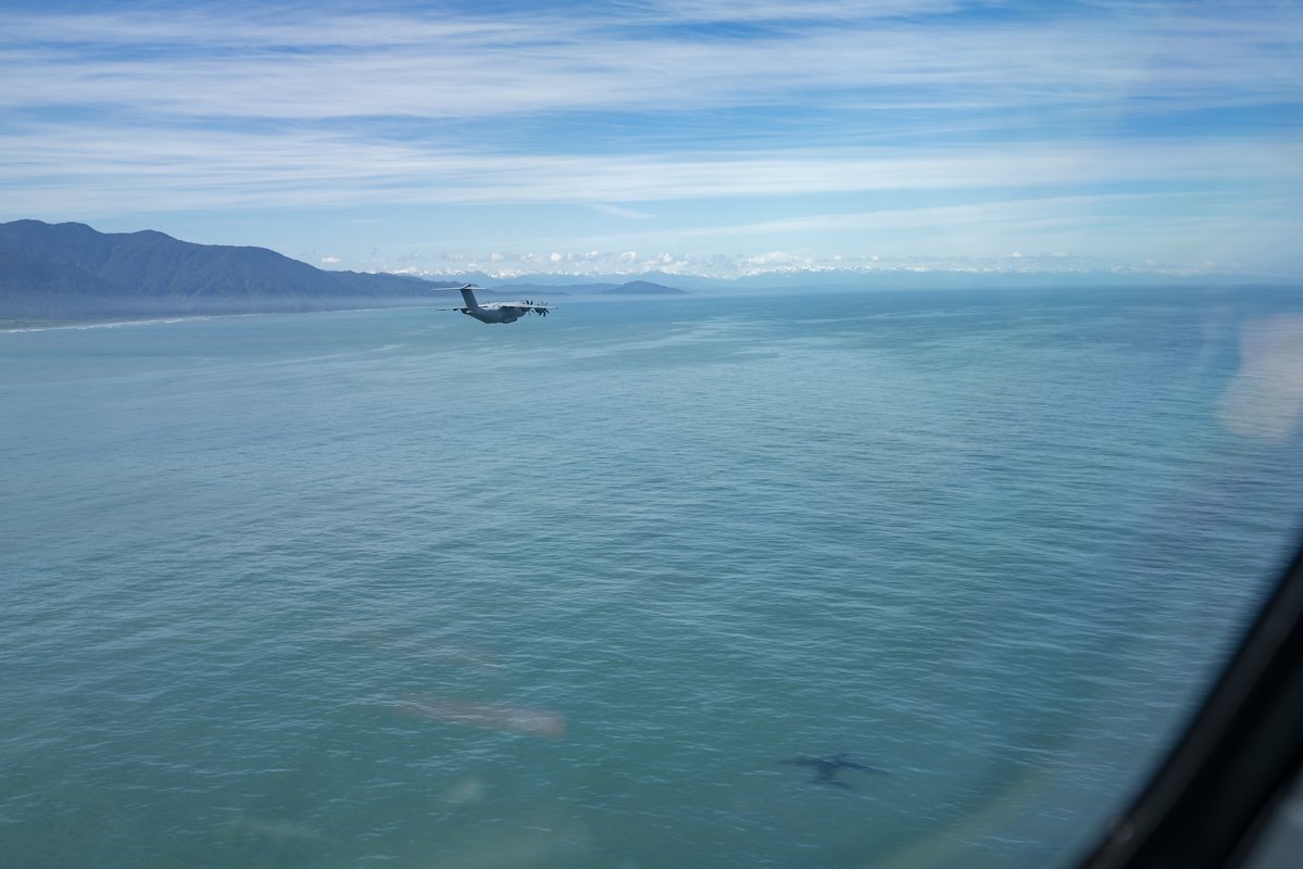 AirbusDefence's tweet image. Props and respect to Team Luftwaffe for its historic first binational exercise in New Zealand 🇳🇿 with 2 Airbus A400Ms. We love to see the transport aircraft we build flying, serving those who protect our democracies and way of life!

The Airbus A400M can take on the work of three…