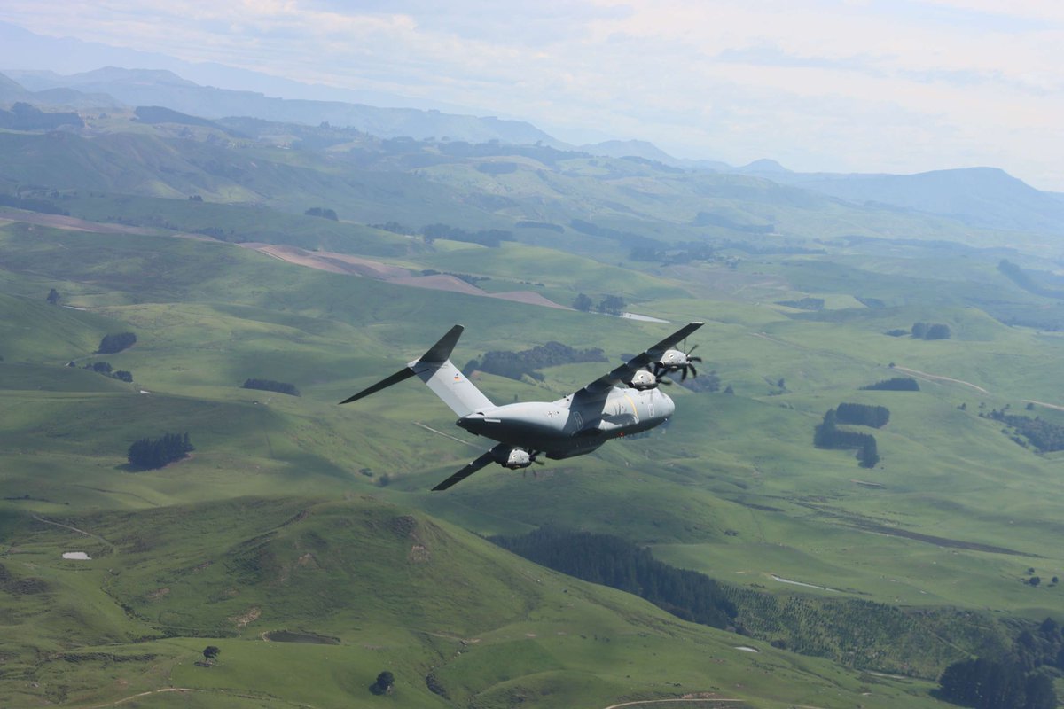 AirbusDefence's tweet image. Props and respect to Team Luftwaffe for its historic first binational exercise in New Zealand 🇳🇿 with 2 Airbus A400Ms. We love to see the transport aircraft we build flying, serving those who protect our democracies and way of life!

The Airbus A400M can take on the work of three…
