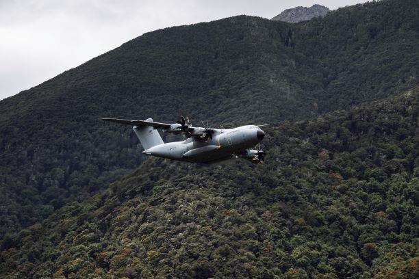 AirbusDefence's tweet image. Props and respect to Team Luftwaffe for its historic first binational exercise in New Zealand 🇳🇿 with 2 Airbus A400Ms. We love to see the transport aircraft we build flying, serving those who protect our democracies and way of life!

The Airbus A400M can take on the work of three…