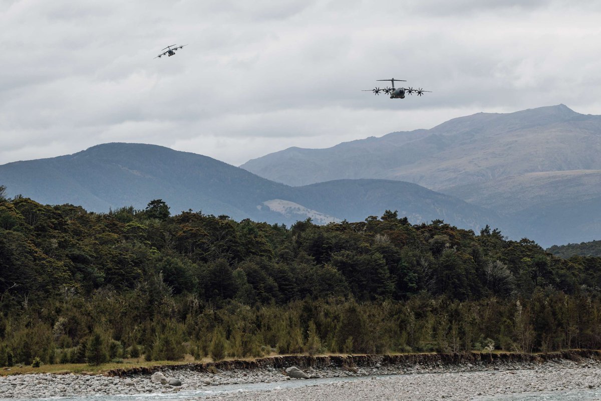 AirbusDefence's tweet image. Props and respect to Team Luftwaffe for its historic first binational exercise in New Zealand 🇳🇿 with 2 Airbus A400Ms. We love to see the transport aircraft we build flying, serving those who protect our democracies and way of life!

The Airbus A400M can take on the work of three…