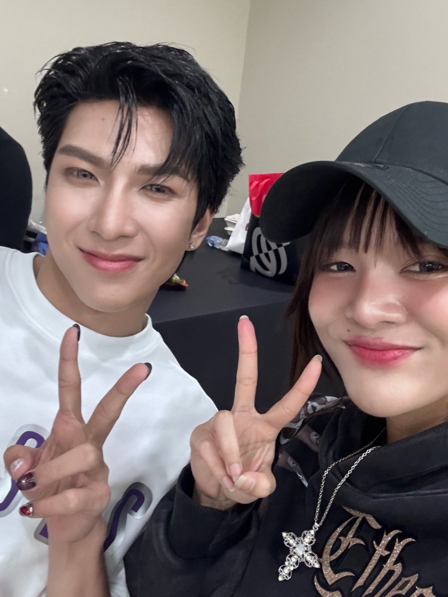 official_bamm's tweet image. แต่ป้าถ่ายกับทุกคนน้าา รักพี่เพอทุกคนTT (ส่วนพี่เน หันกลับไปฮีก้หายไปแล้ว)