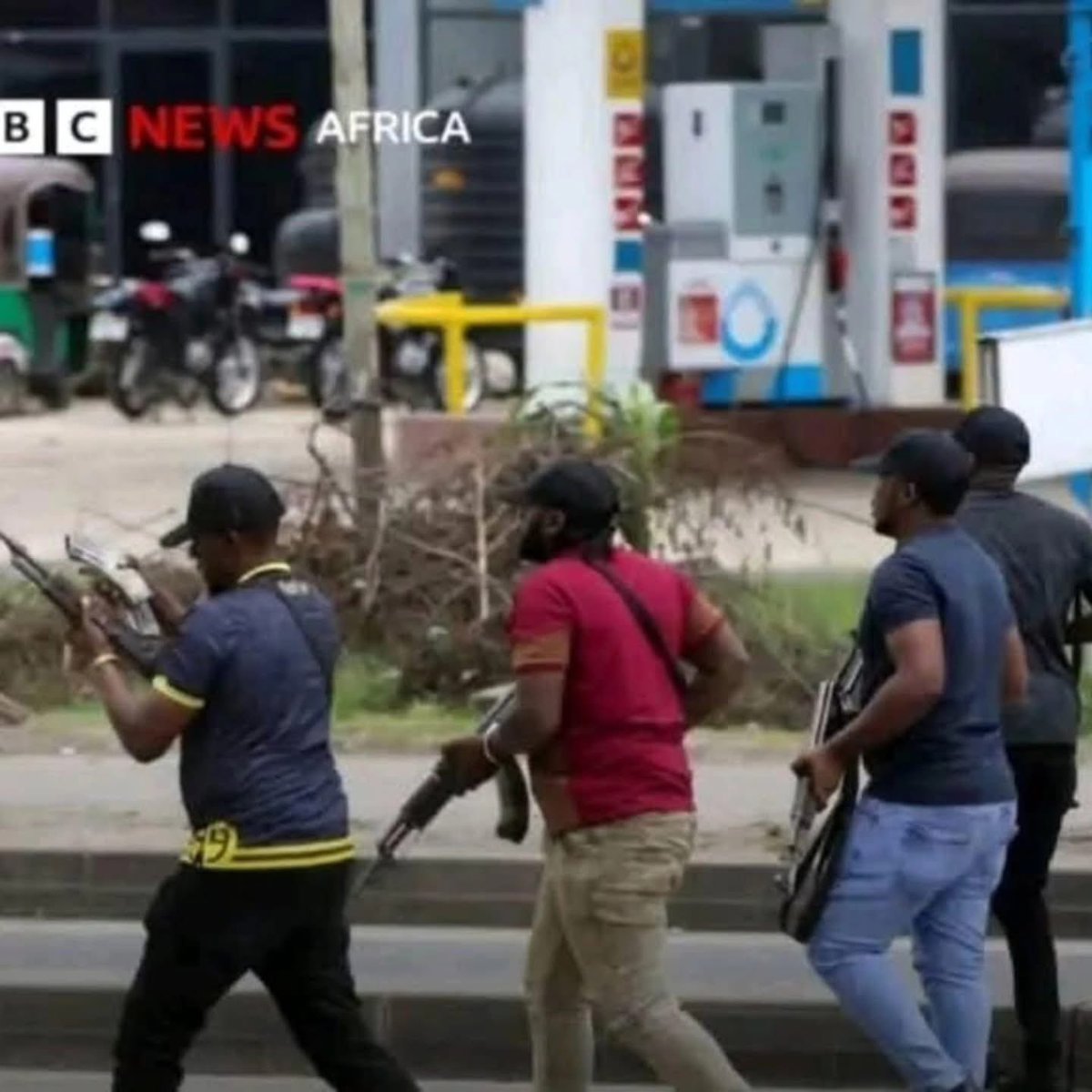 fbuyobe's tweet photo. 29th Oct 2025 Zinazuka vurugu kubwa waandamanaji wakipinga uchaguzi usio huru na haki

Pamoja na madai mengine, waandamanaji wanataka uwajibikaji wa serikali dhidi ya matumizi mabaya ya madaraka kwa viongozi kujilimbikizia mali

Maandamano yanapata upinzani unaoleta maafa makubwa https://t.co/CrWVNXdrSz
