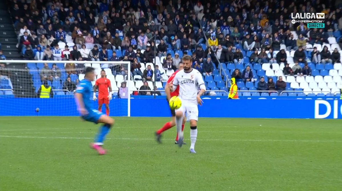 ArchivoVAR's tweet image. 🖥️💥 El VAR se marchó antes de tiempo del Deportivo de la Coruña - Ceuta.

👉🏻 Villares, sin intención ninguna de jugar el balón, deja la plancha en la tibia de Cristian.

❌ 𝗘𝗦 𝗥𝗢𝗝𝗔 𝗗𝗜𝗥𝗘𝗖𝗧𝗔.

▪️ Incomprensible que el VAR se desentendiera por completo de la acción.